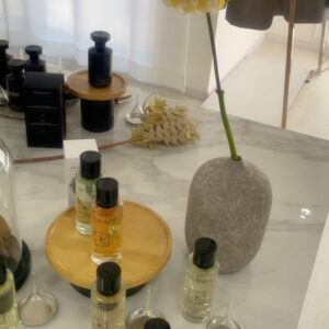 Yurika Kurosawa Instagram - 🌺ルクヴォンメゾンドパルファム Early Summer EXHIBITION🌺の展示会へ

エルメスの庭シリーズを創作した
初代専属調香師のジャン＝クロード・エレナ（Jean-Claude Ellena）が手掛けるフレグランスブランド

初夏に向けたフレッシュフローラルな香りが多くて、
私は新作のピオニアに一目惚れ？香り惚れしました🥰

西洋文化では愛を表現するロマンチックな花として、
中国では古代より富、繁栄、美の象徴とされている香り高いピオニーを主香料としたものだそうです😍

行く場所によって気分を変えて今年は香りもおしゃれにしていこうと思います✨

#ルクヴォン
