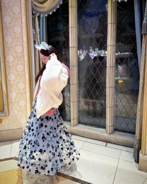 Yurika Kurosawa Instagram - Disneyの思い出🩵🩷
ディズニー・パルパルーザ✨
ミニーのファンダーランドのカラーがピンクと水色だったのでそれに合わせたコーデに👗

今回上下　@fuwari_flow なので、普段でも使えてDisneyでも可愛いのたくさん仕入れたいなぁ☺️

途中で雨が降ってきたりもしましたがスターなミニーちゃんは輝いてました😍笑

大きさがちょうどいいからと子供用の黄色い傘もGETしたので、これからもし雨Disneyがあったらこの子になりそうです☂️笑

#disneyland  #ミニー 
#ディズニーコーデ