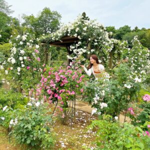 Yurika Kurosawa Instagram - 我が家のお庭へようこそ🌹笑

毎年のこの時期恒例行事ですね😋笑

今年もちょうど見頃を迎えて満開✨
素敵な香りと薔薇に癒されました♥ 撮影は安定のお義母さんです🥰
このテーマを考えたのもお義母さんなので次はどこをお庭にしようか2人で考えてます笑😊
皆さんのオススメもあったら教えて欲しいな💕
　

という事で今回のお庭はくさぶえの丘🌱です

全部がピーターラビットみたいな世界で人も全然いなくて穴場な感じでした😳
ボランティアの方のサポートもあって素敵な空間が守られているみたいなので、お近くの方はぜひ楽しみに足を運んでみてください☺️

#薔薇園
#rosegarden