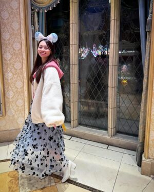 Yurika Kurosawa Instagram - Disneyの思い出🩵🩷
ディズニー・パルパルーザ✨
ミニーのファンダーランドのカラーがピンクと水色だったのでそれに合わせたコーデに👗

今回上下　@fuwari_flow なので、普段でも使えてDisneyでも可愛いのたくさん仕入れたいなぁ☺️

途中で雨が降ってきたりもしましたがスターなミニーちゃんは輝いてました😍笑

大きさがちょうどいいからと子供用の黄色い傘もGETしたので、これからもし雨Disneyがあったらこの子になりそうです☂️笑

#disneyland  #ミニー 
#ディズニーコーデ