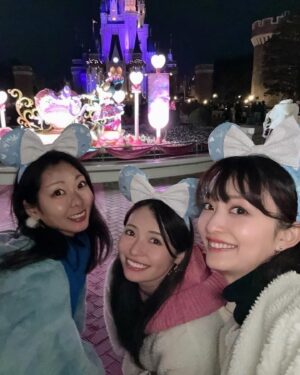 Yurika Kurosawa Instagram - Disneyの思い出🩵🩷
ディズニー・パルパルーザ✨
ミニーのファンダーランドのカラーがピンクと水色だったのでそれに合わせたコーデに👗

今回上下　@fuwari_flow なので、普段でも使えてDisneyでも可愛いのたくさん仕入れたいなぁ☺️

途中で雨が降ってきたりもしましたがスターなミニーちゃんは輝いてました😍笑

大きさがちょうどいいからと子供用の黄色い傘もGETしたので、これからもし雨Disneyがあったらこの子になりそうです☂️笑

#disneyland  #ミニー 
#ディズニーコーデ