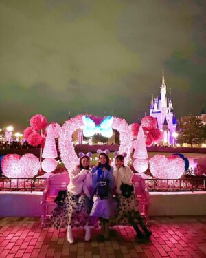 Yurika Kurosawa Instagram - Disneyの思い出🩵🩷
ディズニー・パルパルーザ✨
ミニーのファンダーランドのカラーがピンクと水色だったのでそれに合わせたコーデに👗

今回上下　@fuwari_flow なので、普段でも使えてDisneyでも可愛いのたくさん仕入れたいなぁ☺️

途中で雨が降ってきたりもしましたがスターなミニーちゃんは輝いてました😍笑

大きさがちょうどいいからと子供用の黄色い傘もGETしたので、これからもし雨Disneyがあったらこの子になりそうです☂️笑

#disneyland  #ミニー 
#ディズニーコーデ