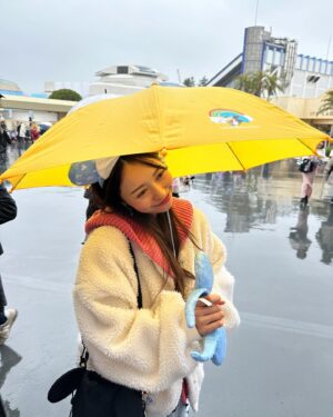 Yurika Kurosawa Instagram - Disneyの思い出🩵🩷
ディズニー・パルパルーザ✨
ミニーのファンダーランドのカラーがピンクと水色だったのでそれに合わせたコーデに👗

今回上下　@fuwari_flow なので、普段でも使えてDisneyでも可愛いのたくさん仕入れたいなぁ☺️

途中で雨が降ってきたりもしましたがスターなミニーちゃんは輝いてました😍笑

大きさがちょうどいいからと子供用の黄色い傘もGETしたので、これからもし雨Disneyがあったらこの子になりそうです☂️笑

#disneyland  #ミニー 
#ディズニーコーデ