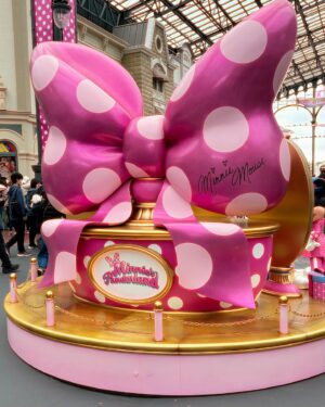 Yurika Kurosawa Instagram - Disneyの思い出🩵🩷
ディズニー・パルパルーザ✨
ミニーのファンダーランドのカラーがピンクと水色だったのでそれに合わせたコーデに👗

今回上下　@fuwari_flow なので、普段でも使えてDisneyでも可愛いのたくさん仕入れたいなぁ☺️

途中で雨が降ってきたりもしましたがスターなミニーちゃんは輝いてました😍笑

大きさがちょうどいいからと子供用の黄色い傘もGETしたので、これからもし雨Disneyがあったらこの子になりそうです☂️笑

#disneyland  #ミニー 
#ディズニーコーデ