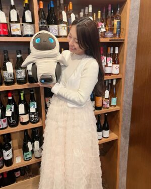 Yurika Kurosawa Instagram - お友達がやっているお店　@bratt_ginza 
お店のトートバッグやパーカーができた様で✨
セミヨンとメルローという可愛い仲間が増えて
ご夫婦で美味しいワインを出してくれる場所🍷
prじゃないけど勝手にpr🤭笑

写ってるのはトートバッグとセミヨン♡

#銀座bar  #銀座ディナー 
#銀座カフェ