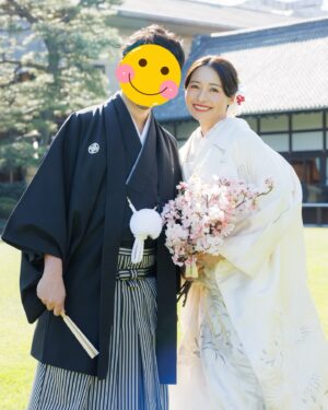 Yurika Kurosawa Instagram - 結婚式関連続いてしまいますが、
真夏になる前にお付き合いください🙏☀️笑

実は前撮りで和装も撮っていました☺️
初めての明治記念館だったのですが、庭園も綺麗で空気も気持ちよく🌱
手ぶらで行けて撮影の段取りもスムーズでとても良かったのです😳✨

お着物は両方ともわが家に思入れ深い鶴の柄のにしました☺️💕

傘持ってみたかったので嬉しかったです笑　
そして桜が綺麗な時期でした🌸
とりあえずなんか持ってたいんでしょうね🤣笑

あたたかい目線で和装も見てくれたら嬉しいです🙏笑