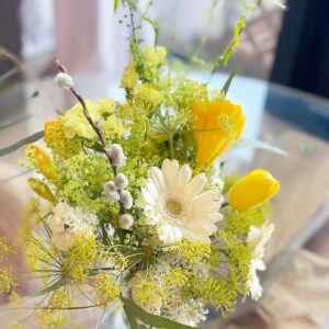 Yurika Kurosawa Instagram - 案件はあまりしないのですが、こちらとても好みで素敵と思ったので紹介させてせください☺️✨

お家でもリビング、ダイニング、玄関には季節の花や植物を飾っているの我が家ですが、たっぷりの花を、驚きの価格で
注文できるFLOWERさん🌸

ロスをなくすことでたっぷりのお花をお得な価格で提供することができる良さそうです🥰

高さや種類も豊富なボリュームで大満足でした✨

春だしプレゼントにもぜひ💐
https://flowr.is/collections/14495

アプリダウンロードして
▼招待コード入力したらロスレスブーケが10%オフになります✨
【B241】
@flowr_is_pr 
#flower_is
#ロスレスブーケ
#pr