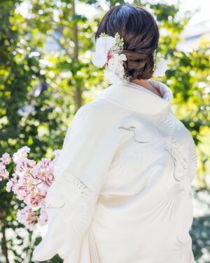 Yurika Kurosawa Instagram - 結婚式関連続いてしまいますが、
真夏になる前にお付き合いください🙏☀️笑

実は前撮りで和装も撮っていました☺️
初めての明治記念館だったのですが、庭園も綺麗で空気も気持ちよく🌱
手ぶらで行けて撮影の段取りもスムーズでとても良かったのです😳✨

お着物は両方ともわが家に思入れ深い鶴の柄のにしました☺️💕

傘持ってみたかったので嬉しかったです笑　
そして桜が綺麗な時期でした🌸
とりあえずなんか持ってたいんでしょうね🤣笑

あたたかい目線で和装も見てくれたら嬉しいです🙏笑