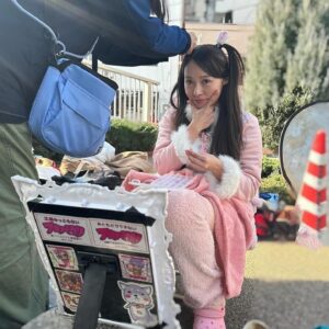 Yurika Kurosawa Instagram - 5のつく日に配信🎞️
最後は「通りすがりのあなた」うさみん役です🐇
渡邊世紀監督は2本目から10年の時を経て3本目の作品になります！
監督の作品が大好きでまたご一緒できるのがとても嬉しく、ぜひ観ていただけたら嬉しいです😌
道ゆく人もどんなドラマが、どんな思いがあるかなんてわからない。そう思うと日常ですれ違う人を見るのも楽しくなりそう。

久しぶりの芝居はやっぱりとても楽しかったです☺️
リンクはストーリーに貼っておきます🔗