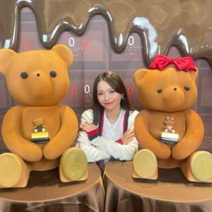Yurika Kurosawa Instagram - LOUANGE TOKYO Valentine
Collection~chocolat
mariage〜2024〜へ💝

毎年とても可愛くてワクワクする@louangetokyo_lemusee　✨
なんと今年はヌーミーくん🧸の
ガールフレンドエイミーちゃん🎀初披露ということで即買いの勢いでした😍

可愛くて美味しい大好きな組み合わせ🤤笑

みんなはどんなチョコもらえたら嬉しいですか？☺️

@louange_tokyo 
@louangetokyo_lemusee 
#バレンタインスイーツ
 #valentine  #pr
#ルワンジュ東京