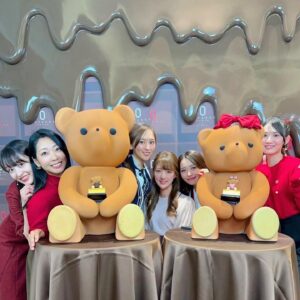Yurika Kurosawa Instagram - LOUANGE TOKYO Valentine
Collection~chocolat
mariage〜2024〜へ💝

毎年とても可愛くてワクワクする@louangetokyo_lemusee　✨
なんと今年はヌーミーくん🧸の
ガールフレンドエイミーちゃん🎀初披露ということで即買いの勢いでした😍

可愛くて美味しい大好きな組み合わせ🤤笑

みんなはどんなチョコもらえたら嬉しいですか？☺️

@louange_tokyo 
@louangetokyo_lemusee 
#バレンタインスイーツ
 #valentine  #pr
#ルワンジュ東京
