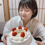 Yurika Kubo Instagram - バスツアー全てが終わったあと。 旅館に行ったらローソントラベルさんの粋な計らいで… 「20周年おめでとう」ケーキがサプライズで用意されていました！ 泣くかと思った！！！ 11月で21周年目突入できましたが、 こうしてあたたかく支えてくださる方がいなければ、私はシカノコさんの前に立つことすらできないので… 本当に本当に皆さんの優しさで… また頑張ろうって思える力をもらっているんだなと。 そしてなにより！ 一緒に遊んでくれてありがとうね🛼 ▷ #シカコ #shikaco #小️鹿 #시카코 #久保ユリカ #kuboyurika #久保百合花 #쿠보유리카 #奈良 #NARA #나라 #鹿 #deer #사슴 #バスツアー #慰安旅行 #シカノコ慰安旅行 #大分 #別府 #ローソントラベル #地獄めぐり