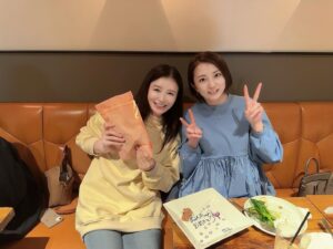Yuu Tejima Instagram - ・

先日ぬんちゃんことKONANちゃんとランチ🍽️
@konanyade 

結婚andお誕生日お祝いしたよ🎂💍✨
私も出産お祝いプレゼント貰っちゃった🎁ありがと♡

おめでとうコンビ👰‍♀️㊗️👶

ぬんちゃんがお嫁に行ってあたしゃ嬉しい🥺
なんならお互い独身貫くんかと思ってたはず。笑

人生何が起こるか分からないですね🐥　
　

いつも優しくて思いやりがあってどこか抜けてて、　
それを本人は全く気付いてないからこれがまさに天然って言うのね。って感じのぬんちゃん✨
　

永遠に幸せに🌈🫶✨

#konan #結婚祝い　#誕生日祝い　#おめでとう　#🫶