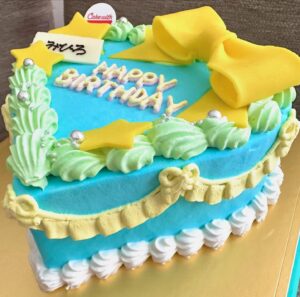 Yuu Tejima Instagram - ・

バースデーケーキどうしようか悩んでいたらめちゃくちゃ可愛いケーキが作れるサイトを発見🥰

@cakewith_tokyo 

オーダーも簡単で助かりました🤩
実物は想像以上に華やかで可愛くて食べるのがもったいないくらい。🩵💛💚笑

一からオーダーで作ったのですが
益々幸せになって欲しい！！と願いを込めて勝手なイメージカラーと、笑
今年のラッキーカラーをふんだんに詰め込みました✌️

文字も色を変えて2段にしてさりげないオシャレ感も加えてみたりして😏🩷

相手を思いながらオーダーするって幸せですね✨　
味も甘すぎず食後でもペロッと食べちゃいました😋

対応も早いし可愛いしオーダーしてよかったぁ🎂💕

#バースデーケーキ　#オーダーケーキ　#cakewith_pr 
#可愛いケーキ　#お祝い