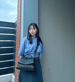 Yuuri Ota Instagram - @polene_paris の新作バッグMokki👜
形とレザーの質感が素敵で、思わず触りたくなるバッグ。
両手をあけておきたい私は、調節可能なショルダーストラップが付属なのも嬉しいです☻
#Sponsored #Ambassador #Ad
