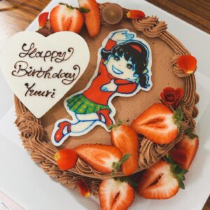 Yuuri Ota Instagram - 昨日、24歳になりました。
舞台 #おそ松さん 2nd SEASONの現場でお祝いしていただきました。トト子ケーキ、嬉しすぎます！！
人生早いです。早すぎます。17歳の頃から時が止まればいいのにと思い続けていましたが、止まりませんでした。諦めて現実を見ることにしました。数年後のために、今を大切に生きます。24歳も沢山お仕事ができますように！
#松ステ #トト子 #birthday