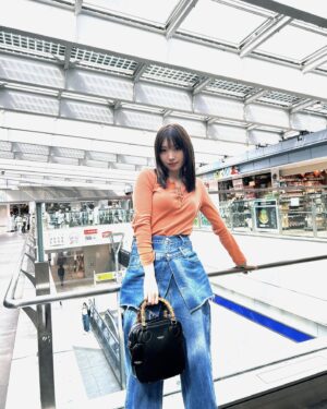 Yuuri Ota Instagram - このバッグ、JR東日本のエキナカでお馴染みのお水、FromAQUA(550ml)が収納できました🚰

すぐにお水が飲みたくなる人間なので、ペットボトルが収納できるのは嬉しい~
ショルダーとハンドの2way仕様👜
見た目以上の大容量×ハンドルが持ちやすく、軽くて疲れにくいので、お仕事と休日のどちらでも🙆🏻‍♂️

ブラック/ブラウン/レッドの3色展開です！
@milkfedjp #milkfed #ショルダーバッグ #ハンドバッグ #instafashion