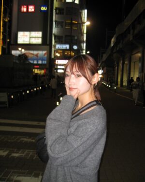 Yuuri Ota Instagram - エモ写真
GUのカーディガン本当にオヌヌメ
色違いも買います
#gu @gu_for_all_ #カーディガン #秋服