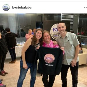 Yuyuniz Navas Instagram - No nos falta felicidad, nos sobra sufrimiento.
Cruzar la puerta es solo un paso 
🚶🏽
La puerta está ahí para ser abierta o, para cerrarla.
Gente linda… Los llevo en el 🫶🏻gracias por sus enseñanzas 
#yuyuquotes #felizjueves #miyogatuyoga #letsgo #elcaminodelyoga