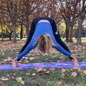 Yuyuniz Navas Instagram - El Yoga, es la mejor herramienta de auto educación y realización a la vez.
A través del cuerpo logramos desarrollar niveles de conciencia, y liberar toxinas.
El Yoga, es también la perfecta herramienta de salud, ya que nos permite trabajar sobre nuestra atención.
La fluctuación de pensamientos,  la atención dividida, y la pérdida de memoria, perjudica enormemente nuestra salud física y mental.
#practicadeyoga #memoria #atencion #dristi #saludmental #foco #elcaminodelyoga
@martinpetit1