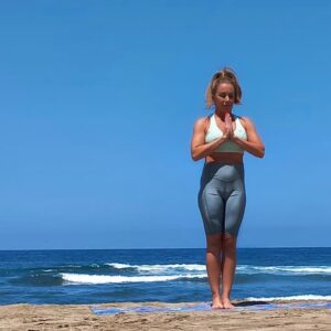 Yuyuniz Navas Instagram - La vida, es el baile de dos entes, por una parte la mente y por otra la materia.
Podemos distinguir, pero no separar.
Una es la sombra de la otra.
La libertad está ahí.

Ven a mi Clase #YogaParaTi @wellness.hub.cl @mallplazacl 
Domingo 1/10 a las 18:15 trae tu Mat, clase gratis ( baja la App MiMall e inscríbete)
#yoga #asana #yama #niyama #asana #yuyuniz #aprendeyogaconmigo