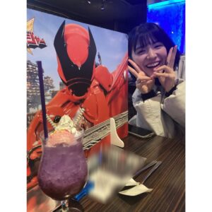 Yuzuki Hirakawa Instagram - #スーパー戦隊レストラン 

母と2人でお邪魔してきました〜！
クワガタオージャーの席だった！

「潜入捜査フロート」美味しかったです😆
コースターはチームオセロが揃いました‎🤍💜🖤

サインも書かせて頂いたので
是非皆様遊びに行ってみてください✨️

ピースしかなかった笑

 #王様戦隊キングオージャー 
 #キングオージャー