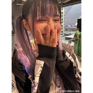 Yuzuki Hirakawa Instagram - 👑
⁡
王様戦隊キングオージャー
第38話ありがとうございました！
⁡
｢不動のアイドルデビュー｣
⁡
皆様いかがでしたでしょうか？
この撮影期間は、レコーディングしたりダンス練習したりと自分ってアーティストかな？と錯覚しながら毎日頑張っておりました！笑
リタとしてもここまで本格的に顔を出してお芝居する事が初めてだったので、撮影もすごく新鮮で視界良好でした👀
⁡
⁡
ダンスパフォーマンスは、以前舞台でもご一緒させて頂いた事務所の先輩である水野絵梨奈さんが担当してくださいました！
練習から本番までずっとアドバイスを貰ったり励ましてもらったりと沢山助けて頂きました...！
ありがとうございました🙇🏻‍♀️✨️
⁡
そして歌唱パフォーマンスは｢もっふんのうた｣を歌いながらパフォーマンスさせて頂きました！
こちらの振付は出口たかしさんが担当して下さいました！可愛い振付をありがとうございます🥹💜
皆さんに真似して踊って欲しいですねっ！
⁡
そしてそして、事務所の先輩であるTHE RAMPAGEの皆さんにもお写真にて登場して頂きました！
ありがとうございました🙇🏻‍♀️
⁡
そしてそしてそして、イコ･マリナ役で生駒里奈さんにもサプライズ登場して頂きました！！
もう目ん玉飛び出ましたよ、、、
本当にありがとうございました😭
⁡
第38話は本当に沢山の方が協力して下さって完成した回です。
本当にありがとうございました！
⁡
⁡
来週は第39話。
ンコソパ頂上決戦です。
見どころ満載！！！！
お楽しみに💫
⁡
#王様戦隊キングオージャー
#キングオージャー
#水野絵梨奈 さん
#出口たかし さん
#THERAMPAGE さん
#生駒里奈 さん