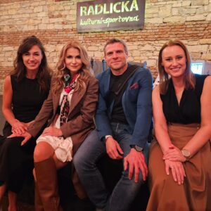 Yvetta Blanarovičová Instagram - Setkání s úžasnými lidmi při live natáčení podcastu #dobroskladem  @tomas_sebek @dobroskladem @zanetslamova . Každý moment, kdy potkáte pracovité a ochotné lidí k tomu pomáhat potřebným, třeba jako Tomáš, který odjel s @lekari_bez_hranic někdy i na několik měsíců léčit malé děti, dozvědět se, jak to všechno nemá jen pozitivní rozměr, ale je potřeba v sobě najít sílu a vidět cíl, sejít se a předat si informace v live podcastu, má pro mne smysl. Nejsme sami. Děkuji za inspirativní večer. #live #podcast #goodvibes #positivevibes @talent_lasophia