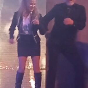 Yvetta Blanarovičová Instagram - Marek Vašut to vzal pěkně od podlahy.. Vlitnul do děkovačky, já málem nedozpívala, a prý že netancuje. .#😂 Děkovačka @sladke.mameni.muzikal . Užili jsme si premiéru a 8 prvních představení, generáky, všichni byli úžasní a publikum zpívalo s námi. #premiera #divadlo #theatre #musical #comediemusicale