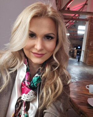 Yvetta Blanarovičová Instagram - Přesně v 19.00, dnes,  začíná živý podcast @dobroskladem ..rozhovor o všem kolem mě , o @talent_lasophia , v úžasném multi kreativním  prostoru @radlickakulturnisportovna ..rozhovor odvysílá také @youradio_talk .