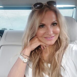 Yvetta Blanarovičová Instagram - Máte někdy pocit, že jste v autě pomalu víc, než ve svém obýváku? Kolony a kolony...😂 Už se tomu směju. V pátek U.Hradiště, v sobotu směr Ostrava. Už se těším na D1 #ilovemyjob #cestujisusmevem