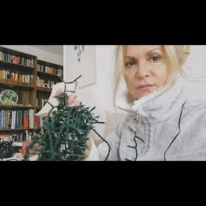Yvetta Blanarovičová Instagram - Proč se mi pokaždé zamotají?#😂 #christmas #time #motammotamzeseumotam