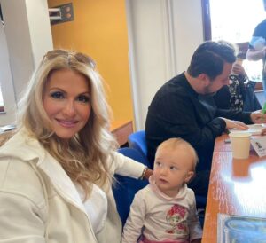 Yvetta Blanarovičová Instagram - Autogramiáda s mou malou kamarádkou Mathildou...#autogramtags #my #little #friend @kristyna.dankova1984