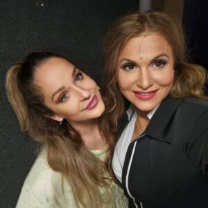 Yvetta Blanarovičová Instagram - Hrajemeeee....Jsme v Brně a jedeme dvě představení za sebou...Moje zlatíčka..@luciabugalova @anetavrzalova #theatre #musical #energia #❤️ A hlavně, lidi se baví...🙌