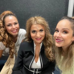 Yvetta Blanarovičová Instagram - Hrajemeeee....Jsme v Brně a jedeme dvě představení za sebou...Moje zlatíčka..@luciabugalova @anetavrzalova #theatre #musical #energia #❤️ A hlavně, lidi se baví...🙌