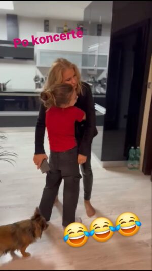 Yvetta Blanarovičová Instagram - Návrat z koncertu... přivítání...a šly jsme k zemi..#😂😂😂 @simonapisklakova_ @ales_pisklak @anetinka11100 ..#smichleci #childrens #laughing #laugh #return #from #concert