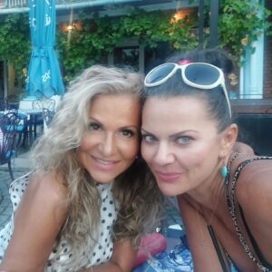 Yvetta Blanarovičová Instagram - S Vandou jedeme zítra směr Lipno. #concert #meeting #press #tozasebudejizda #😂 @karolyi.vanda @lipno_official