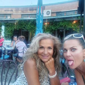 Yvetta Blanarovičová Instagram - S Vandou jedeme zítra směr Lipno. #concert #meeting #press #tozasebudejizda #😂 @karolyi.vanda @lipno_official
