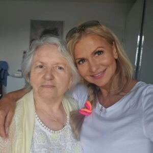 Yvetta Blanarovičová Instagram - Včera rozhovor..Uvidíš, přijdeš na to, když ti bude tolik co...kolik mi vlastně je? 😂😂 Milá moje a naše babi, alespoň vím, že tohle máme v rodině.  Neřešit čas. #my #mom #family #day #happy #time