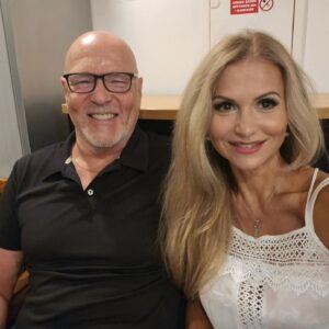 Yvetta Blanarovičová Instagram - V zákulisí po tiskovce v @divadlo_broadway. Pořád se mi směje 😂😂😂. Kolega jeden. Nechápu. Už fakt 3tisice let co se známe. A takhle to mám s Markem Vašutem  už od hostování v ND. Já byla kandrdas/začátečník/,on už hrál ty velké role. Smáli jsme se tenkrát, i teď. Sešli jsme se pak na Mata Hari, většinu představení jsme byli spolu na jevišti, on přísný vyšetřovatel, já Mata, drama na prknech, v zákulisí opět legrace. A teď budeme v Brně na @sladke.mameni.muzikal #actors #backstage #theatre #smile #photo