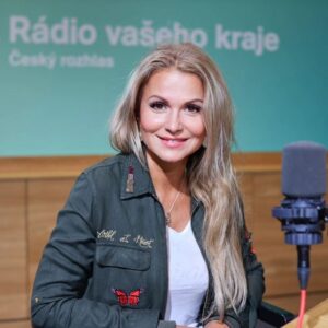 Yvetta Blanarovičová Instagram - Rozhovor @ceskyrozhlas @ceskyrozhlasregion s @alexmynarova .  Zítra tiskovka k premiéře #sladkemameni v @divadlo_broadway . Krásný večer všem.  #studio #radio #live