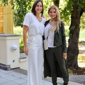 Yvetta Blanarovičová Instagram - Rozhovor @ceskyrozhlas @ceskyrozhlasregion s @alexmynarova .  Zítra tiskovka k premiéře #sladkemameni v @divadlo_broadway . Krásný večer všem.  #studio #radio #live