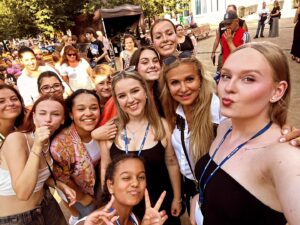 Yvetta Blanarovičová Instagram - Po koncertě v Poděbradech... úspěch, radost a #good #feel  #academytalentlasophia #talented #singer #international #competition @talent_lasophia www.talentlasophia.cz