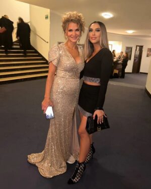 Yvetta Blanarovičová Instagram - Galakoncert @talent_lasophia  setkání s @lesley_bikarova a její úspěchy jsou vždy signalem, že to má smysl. Děkuji za #dresscode @poner_official #concert #goodvibes #talentlasophia