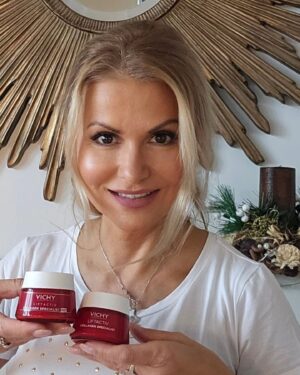 Yvetta Blanarovičová Instagram - Jsem v péči o pleť velmi konzervativní. Nedávno jsem začala používat Vichy Collagen Specialist, denní i noční. Mé zkušenosti? Oba produkty rozjasňují pleť, zmírňují vrásky,  jsou lehce vstřebatelné, nelepivé a po nanesení vytvoří krémovou texturu, která se po nanesení mění pocitově na pudr, což znamená okamžité vyhlazení pleti. Obsahuje zpevňující peptidy a rozjasňující vitamín Cg   resveratrol přírodního původu. Za mě skvělá volba v zimním období. #vichyczsk #vichy #liftactiv #skincare #spoluprace@vichylaboratoires