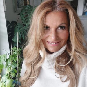 Yvetta Blanarovičová Instagram - "Člověk, který má moc slova, je nebezpečný okolí, pokud jeho přesvědčení o pravdě se ohýbá jako korouhev. Narozdíl od Svědomí. To s neochvějnou důsledností dokáže sežrat i duši." #thoughts #truth #live #positive #krasnyden
