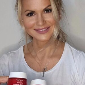 Yvetta Blanarovičová Instagram - Jsem v péči o pleť velmi konzervativní. Nedávno jsem začala používat Vichy Collagen Specialist, denní i noční. Mé zkušenosti? Oba produkty rozjasňují pleť, zmírňují vrásky,  jsou lehce vstřebatelné, nelepivé a po nanesení vytvoří krémovou texturu, která se po nanesení mění pocitově na pudr, což znamená okamžité vyhlazení pleti. Obsahuje zpevňující peptidy a rozjasňující vitamín Cg   resveratrol přírodního původu. Za mě skvělá volba v zimním období. #vichyczsk #vichy #liftactiv #skincare #spoluprace@vichylaboratoires