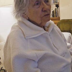 Yvetta Blanarovičová Instagram - Babi zpívá.., moje mamka. 87 let. Vzácné okamžiky. Pobízím ji ke zpívání, je to dobré kvůli dýchání a paměti. Často spí, je unavená z léků na epilepsii, i když příčina téhle nemoci se nenašla. Je dva měsíce bez záchvatu, teď rehabilitujene zlomenou ruku. Je se mnou a pořád věřím, že to bude dobré. Držte nám palce. #mom #happy #moments