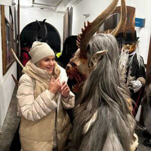 Yvetta Blanarovičová Instagram - Po koncertě jsem potkala tohle...#😂 @czmestokladno #krampus
