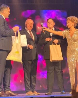 Yvetta Blanarovičová Instagram - Dlouho jsem tady z časových důvodů nemohla být, ale: Měli jsme zkoušky na Galakoncert, ve zkušebně, pak na jevišti zvukovky, generálku a večer koncert. Díky @belestanda , Petra Švábová, @helenasterr @stephen_pechins @haziovajana celému týmu@divadlo_broadway, @novaartcz @monikamagdalikovafilipova a Pavel Strouhal..se myslím večer vydařil. No, nebudu zastírat, byl to velký potlesk pro všechny z @talent_lasophia . 15 let vybírám talentované děti a vždy po Galakoncertě mám obrovskou radost, ale i takový zvláštní pocit. Asi se mi bude stýskat po tomhle adrenalinu.  #goodvibes #gala #concert #thankyou @poner_official @ales_pisklak Jinak jsem těsně před gala narazila do odposlechu a trochu si rozbila hlavu. Ještě že mám tu kebuli kudrnatou, tak se schovala rána...Jsem šikovná.. 🙉